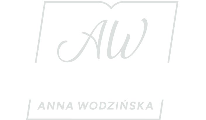 Ręka trzymająca długopis na zestawieniach przy laptopie